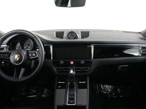 Certified 2025 Porsche Macan image 11