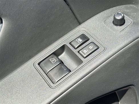 Used 2024 Nissan Frontier SV image 25