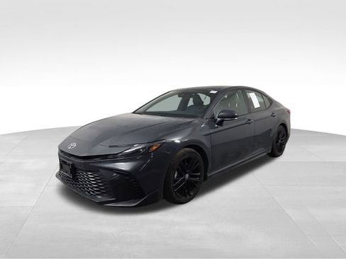 Used 2025 Toyota Camry SE image 2