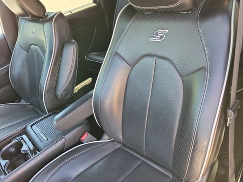 Used 2025 Chrysler Pacifica Limited FWD image 8