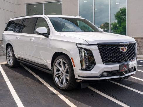 Used 2025 Cadillac Escalade ESV Sport w/ Touring Package AWD/4WD image 7