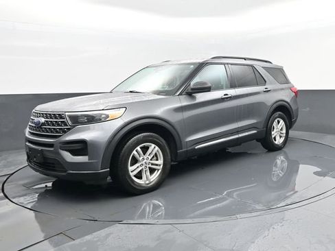 Used 2023 Ford Explorer XLT AWD/4WD image 2