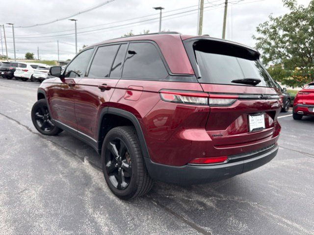 Used 2023 Jeep Grand Cherokee Limited w/ Black Appearance Package AWD/4WD image 11