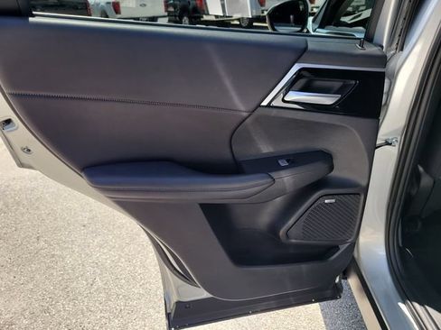 Used 2025 Mitsubishi Outlander SE FWD image 13