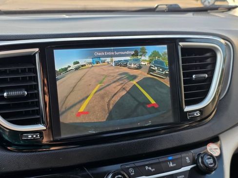 Used 2023 Chrysler Pacifica Touring-L FWD image 24