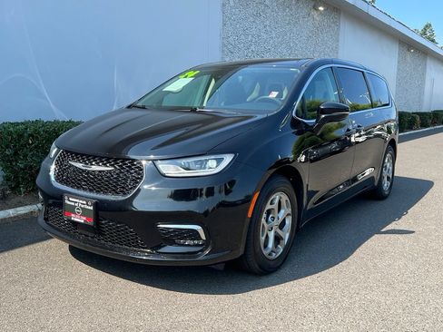 Used 2024 Chrysler Pacifica Limited FWD image 2