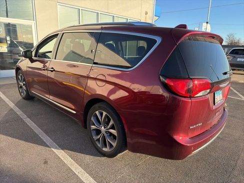 Used 2017 Chrysler Pacifica Limited image 3