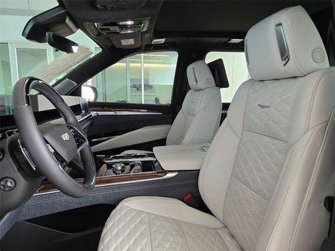 New 2026 Cadillac Escalade ESV Platinum Sport w/ LPO, Floor Liner Package AWD/4WD image 29