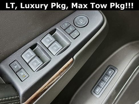 Used 2018 Chevrolet Suburban LT image 19