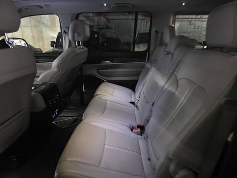 Used 2023 Jeep Wagoneer 4WD w/ Premium Group I image 10