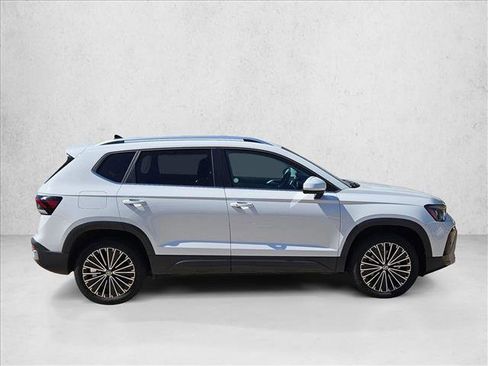 Used 2025 Volkswagen Taos SE image 4