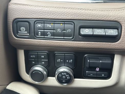 Used 2021 GMC Yukon XL Denali w/ Denali Premium Package AWD/4WD image 8