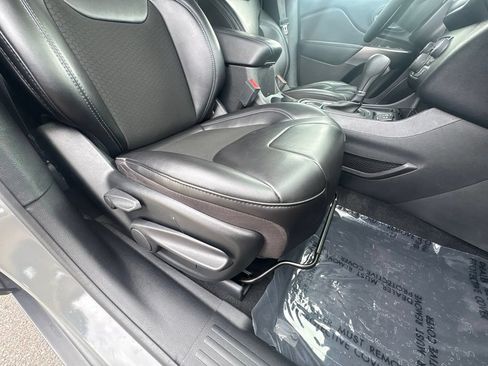 Used 2020 Jeep Cherokee Latitude Plus FWD image 24