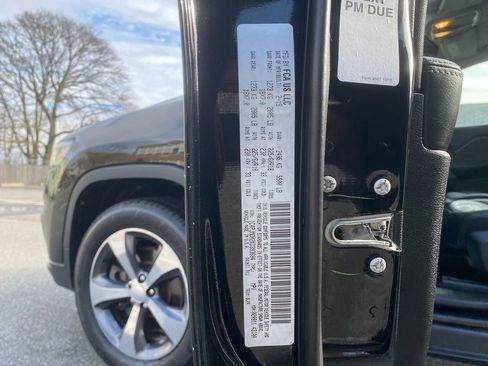 Used 2019 Jeep Cherokee Limited image 32