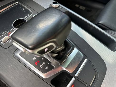 Used 2020 Audi Q5 2.0T Titanium Premium Plus w/ Premium Plus Package image 24