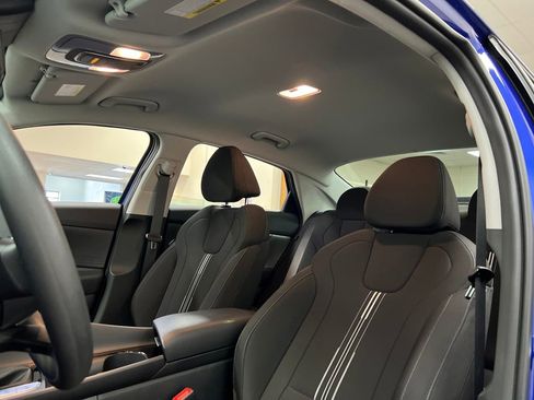 Used 2025 Hyundai Elantra Blue image 23