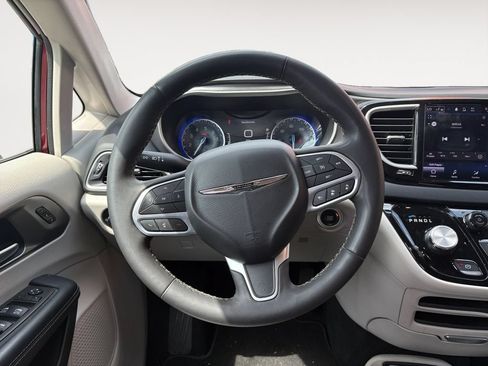 Used 2023 Chrysler Pacifica Touring-L FWD image 12