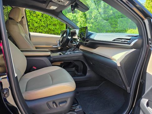 Used 2021 Toyota Sienna XLE image 36