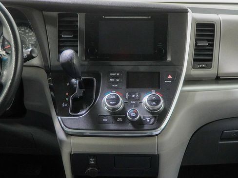 Used 2017 Toyota Sienna LE image 29