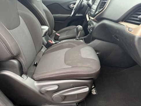 Used 2015 Jeep Cherokee Latitude FWD image 18