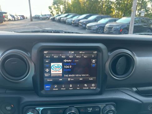 Used 2022 Jeep Gladiator Sport AWD/4WD image 17