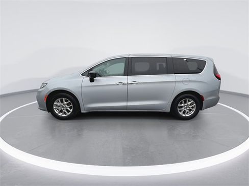 Used 2024 Chrysler Pacifica Touring-L image 5