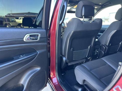 Used 2021 Jeep Grand Cherokee Laredo image 12