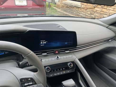 Used 2025 Hyundai Elantra SEL image 17