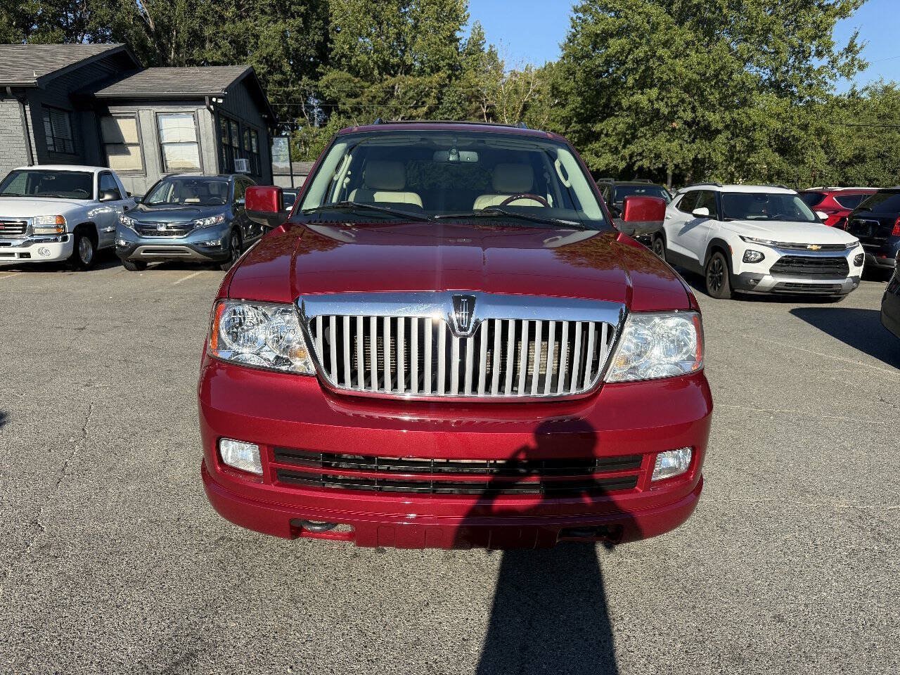 Used 2006 Lincoln Navigator Luxury RWD image 3