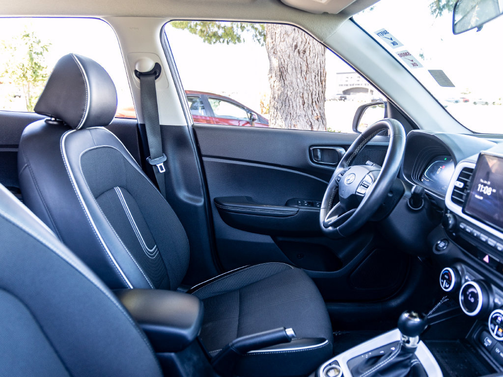 Used 2024 Hyundai Venue Limited FWD image 29