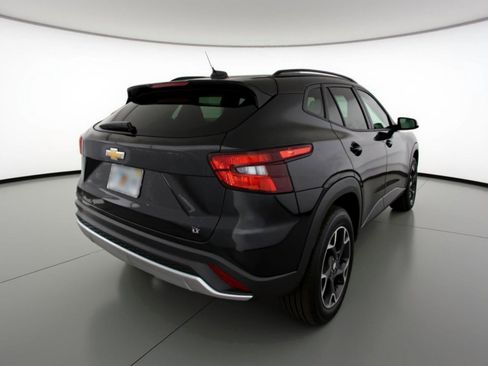 Used 2025 Chevrolet Trax LT image 9