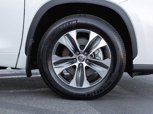 Certified 2026 Toyota Highlander XLE AWD/4WD image 4