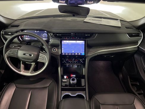 Used 2025 Jeep Grand Cherokee Limited image 27