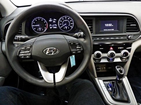 Used 2019 Hyundai Elantra SE FWD image 17