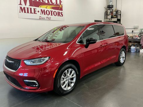 Used 2025 Chrysler Pacifica Select AWD/4WD image 7