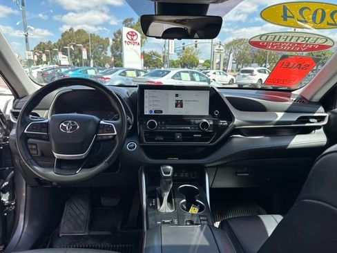 Certified 2024 Toyota Highlander XLE FWD image 36