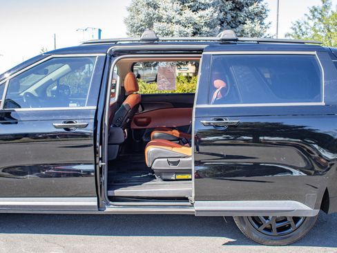 Used 2025 Kia Carnival SX w/ SX Dark Edition Package FWD image 15