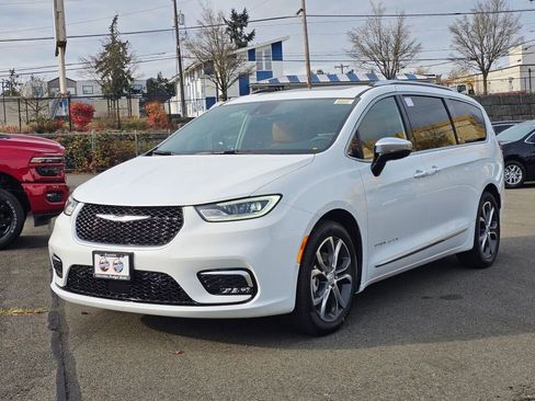 New 2026 Chrysler Pacifica Pinnacle image 4