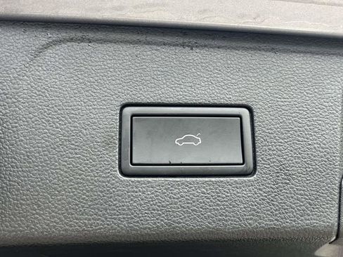 Used 2025 Volkswagen Atlas SE FWD image 22