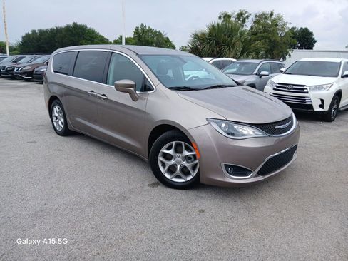 Used 2018 Chrysler Pacifica Touring Plus w/ Tire & Wheel Group FWD image 2