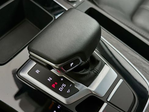 Used 2024 Audi Q5 Premium w/ Convenience Package image 25