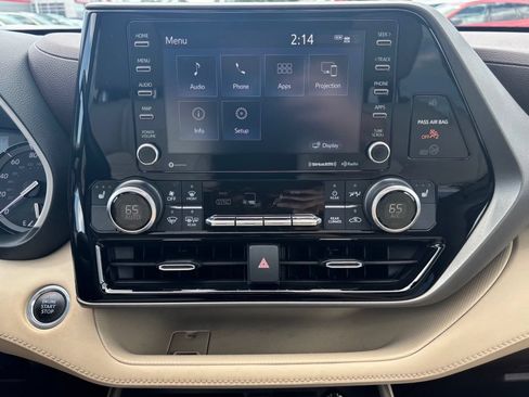 Used 2021 Toyota Highlander XLE AWD/4WD image 11