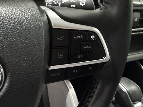 Used 2023 Toyota Highlander LE AWD/4WD image 6