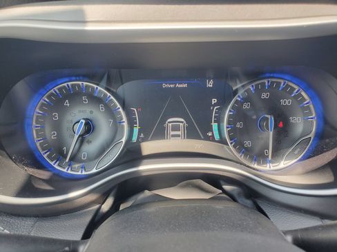 Used 2023 Chrysler Pacifica Touring-L AWD/4WD image 12