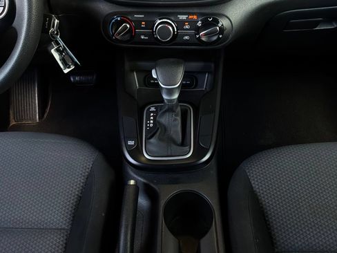 Used 2025 Kia Soul LX w/ LX Technology Package FWD image 13