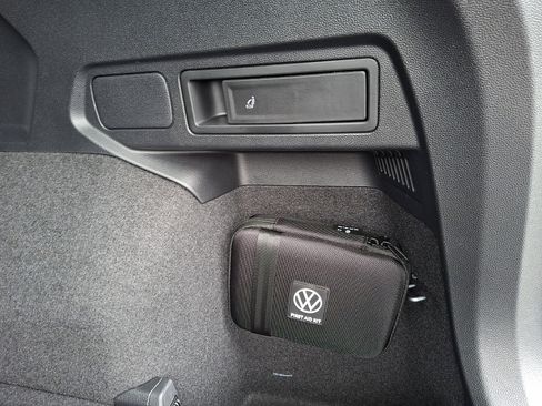 Used 2022 Volkswagen Tiguan SE R-Line image 31