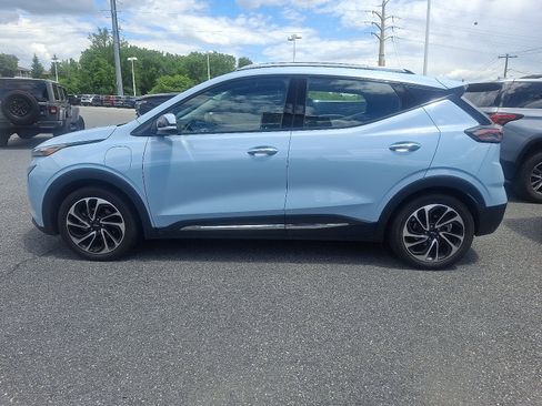 Used 2023 Chevrolet Bolt EUV Premier w/ Sun & Sound Package FWD image 4
