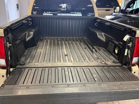 Used 2017 Toyota Tacoma TRD Off-Road w/ Premium & Technology Package image 10