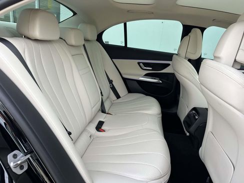 Used 2025 Mercedes-Benz E 350 4MATIC Sedan image 11