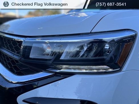 Used 2022 Volkswagen Taos SE image 2